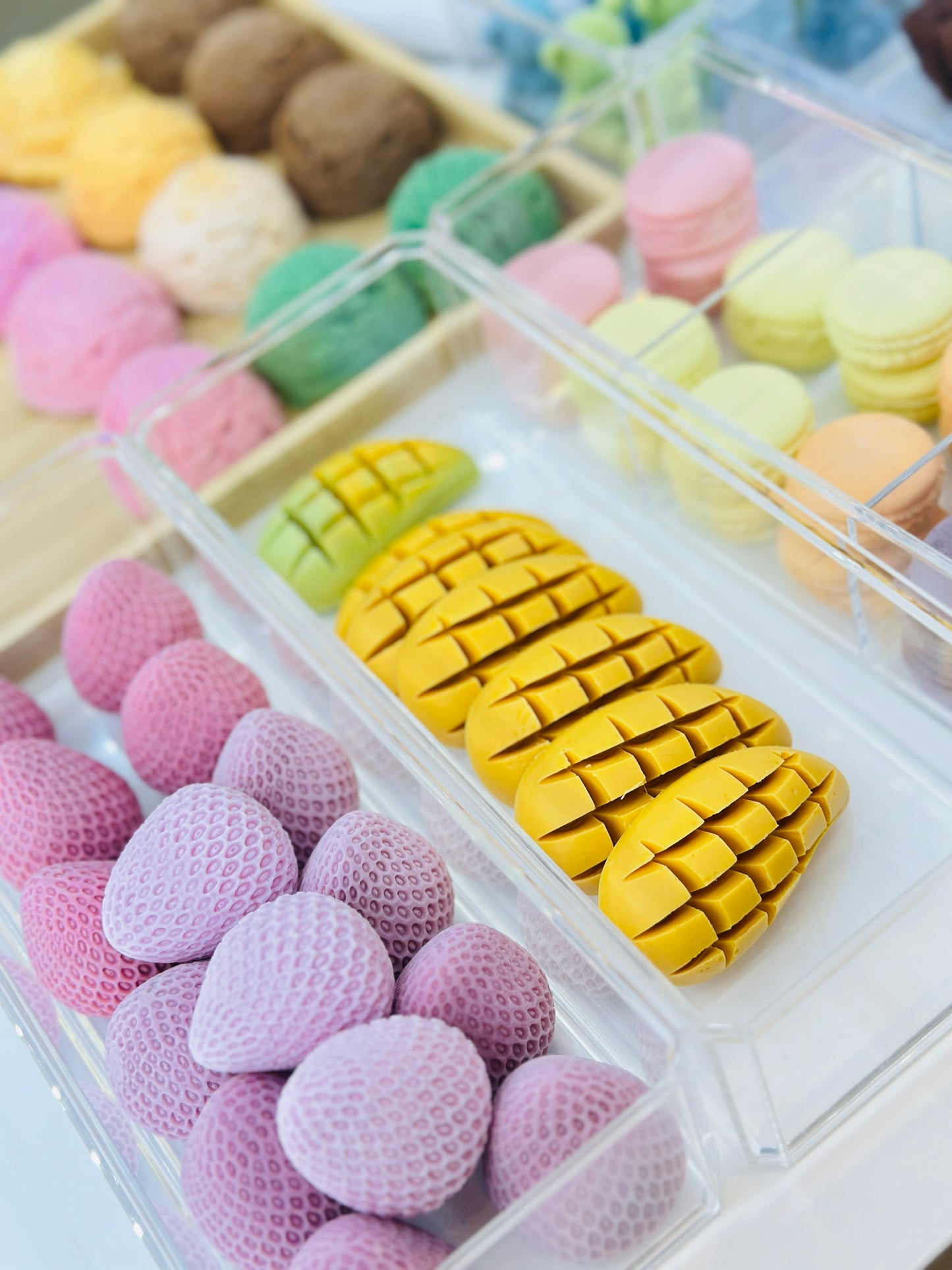 DIY candle making — we have prepared a variety of styles, colors, accessories, and bases for you. You can freely mix and match to create unique dessert, drink, and botanical candles.